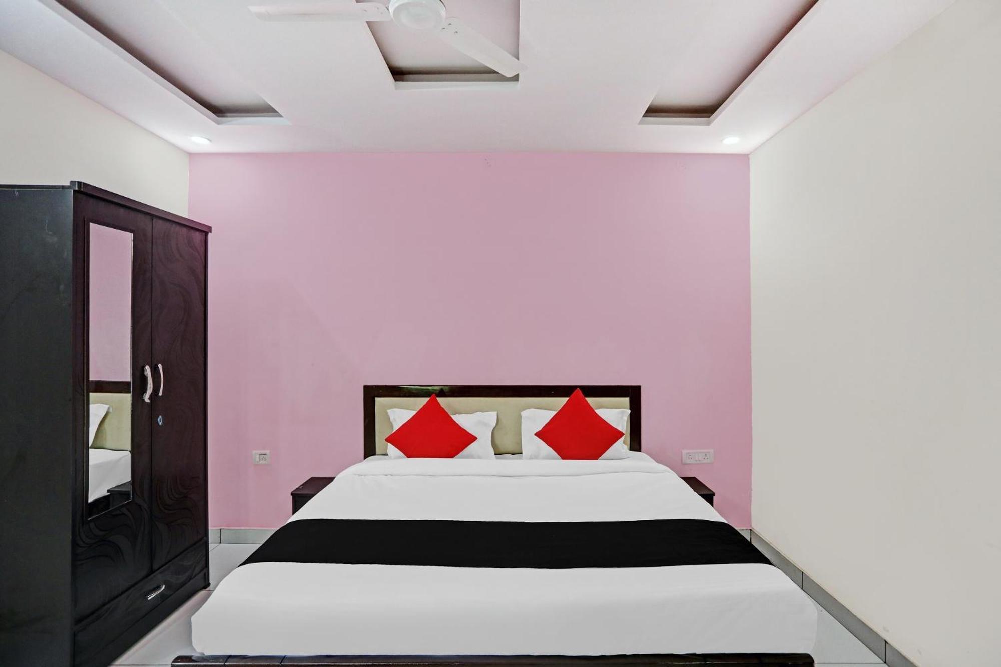 Capital O Friends Zone The Guest House Delhi  Bagian luar foto